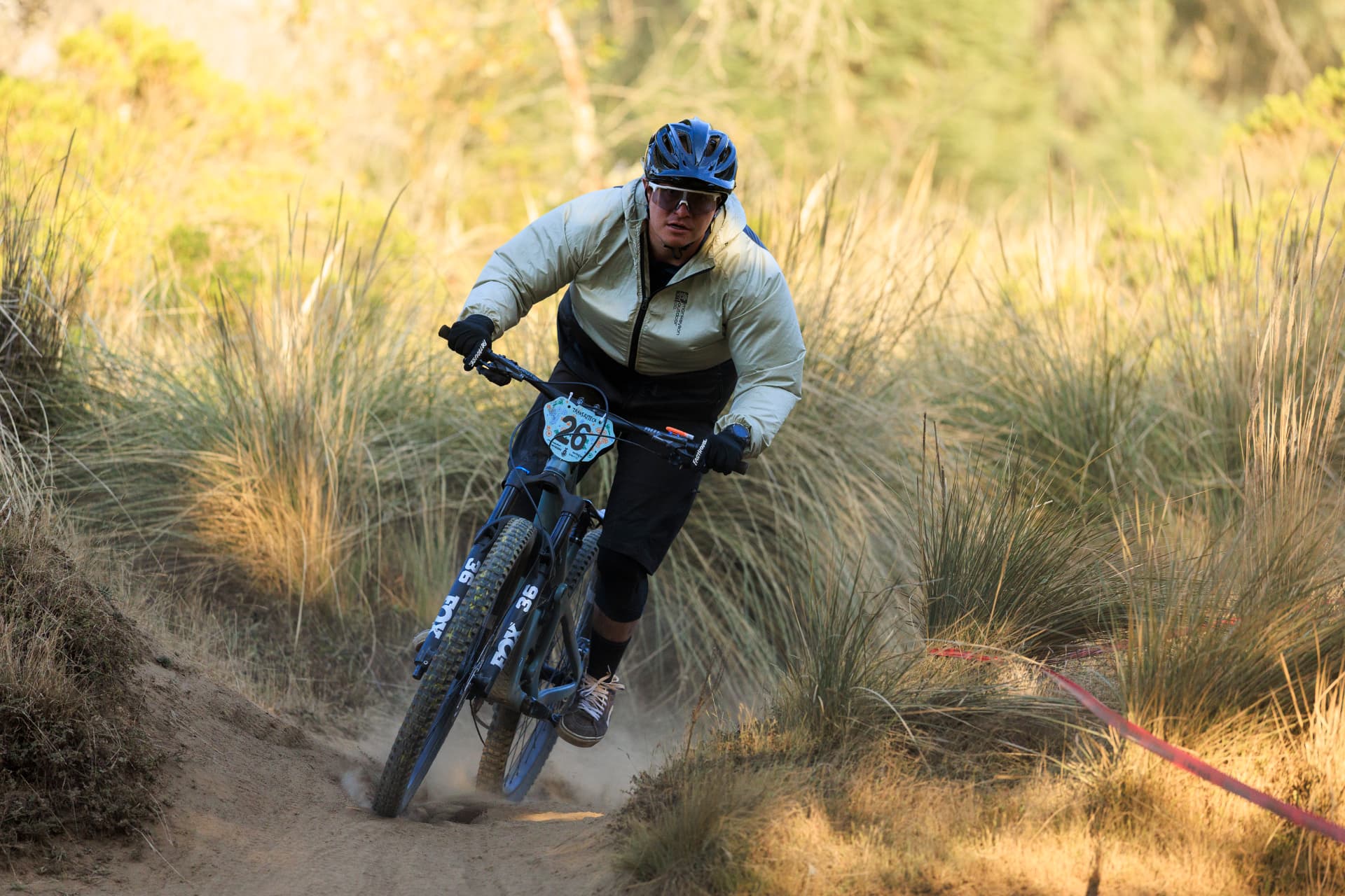Ciclista de montaña en trail